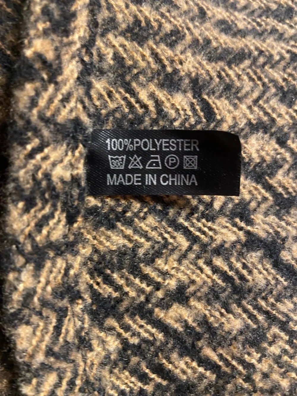 Cozy Two-Tone Fringe Blanket Scarf in Neutral Brown/Black tones